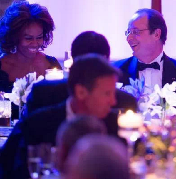 FrancoisLOLANDE's tweet photo. Femme qui rit à moitié dans Closer http://t.co/S1GbnWjyjL