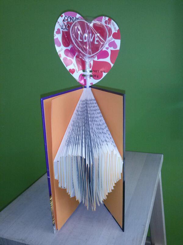 Je vergeet Valentijn toch niet? Vrijdagmiddag geven we onze klanten een boekenhart, met LOVElolly, voor hun geliefde!