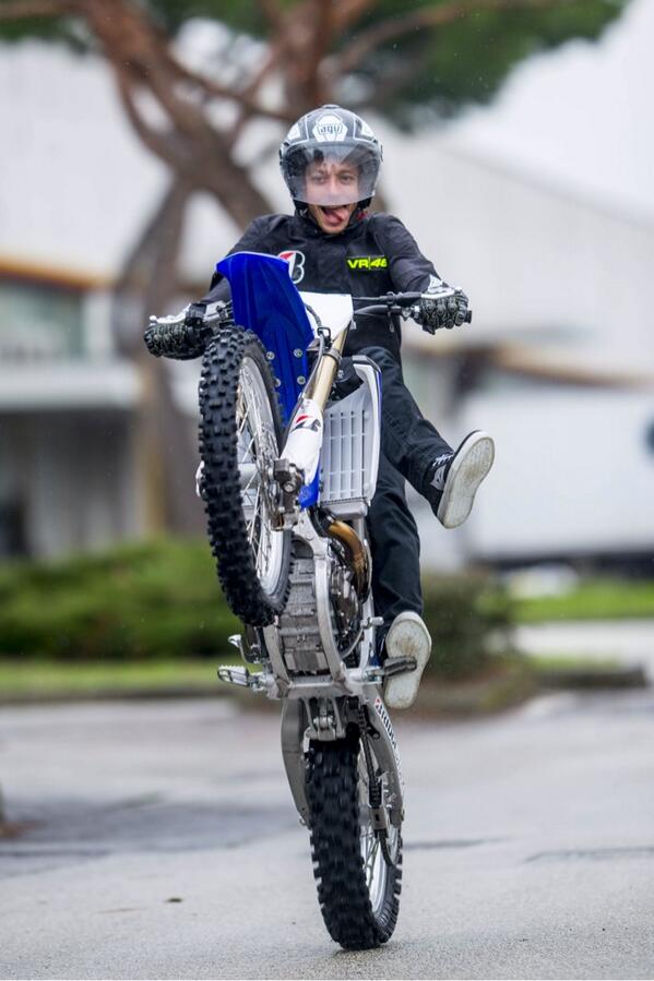 ValeYellow46's tweet photo. Happy #wheeliewednesday a tutti!
Scatto di @calloalbanese http://t.co/IAmxF68OqZ
