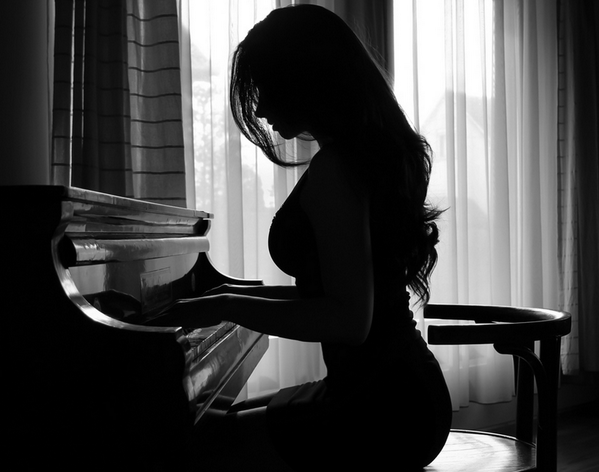 39Slyman's tweet image. #PlayingInTheShadows Piano player