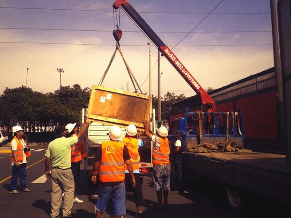 anqatv's tweet photo. Nuestro nuevo transmisor subió al Morro Solar, para empezar a emitir pronto para todo Lima! https://t.co/R5j2sCBEKi http://t.co/U7DAo91FZ3