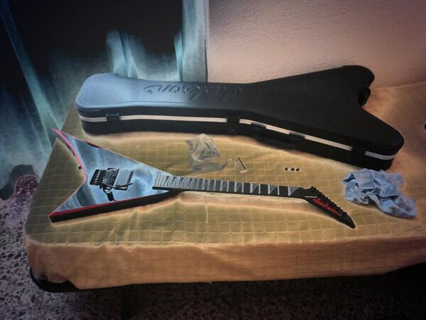 Rakdos11's tweet photo. Recien limpiada como nueva y desarmada :) que pasada de jackson ^.^ http://t.co/ShLT0fNP4A
