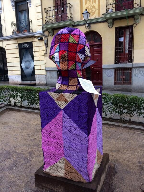 nodosarq's tweet image. En el aniversario del nacimiento d Clara Campoamor homenaje en su estatua frente a Conde Duque #Madrid #urbanhacking