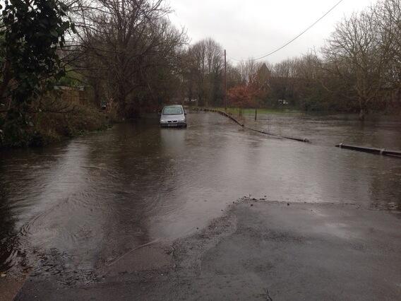 emc2479's tweet photo. Been three days stuck in the house #cabinfever  #manorplace #stainesflood #surreyflood http://t.co/INZch1nJX7