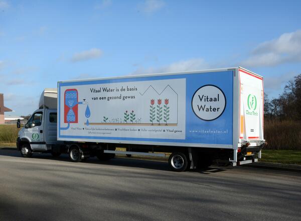 Ebus Venlo gebruikt met succes #vitaalwater in de kwekerijen, dit wordt nu ook uitgedragen op hun truck.