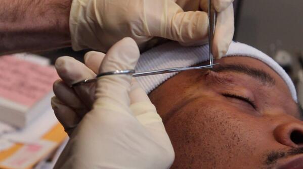STWelcomeHome's tweet photo. Absolutely incredible shot by @marcgraham_ of Showtime getting stitches out via Dr. Paley! #ShowtimeWelcomeHome http://t.co/3I3nXw95RB
