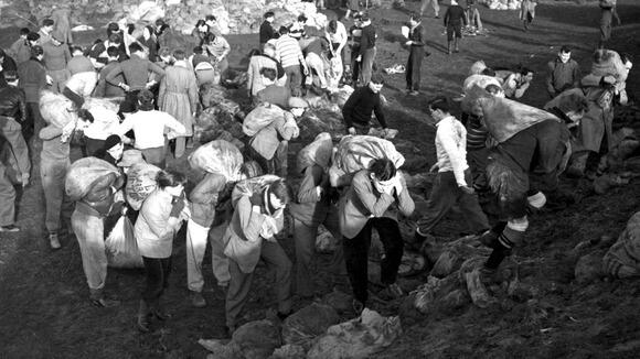 itvnews's tweet photo. Archive pictures &amp; video: A look at floods that have battered Britain through the years http://t.co/w2Him5VdxU http://t.co/2bOevwIVhh