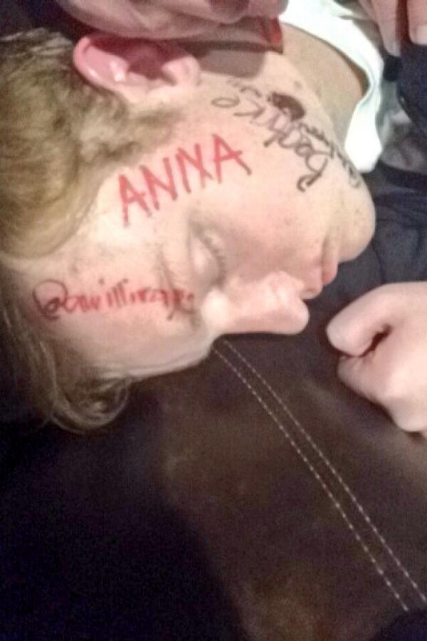 CollegeGurlCode's tweet image. Using a passed out guys face to advertise your twitter 💕 #CollegeGirlCode @awilliraps @nicolebyer @_CollegeHumor_