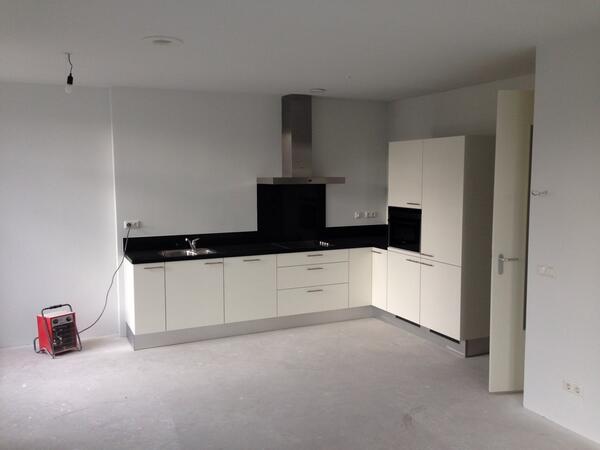 Kantorenloods's tweet photo. Eerste keuken geplaatst in 'kantoorpand' van #Syntrus a.d. Molenwerf. Nog 184 te gaan. Top #transformatie http://t.co/fw3B1DVZuE