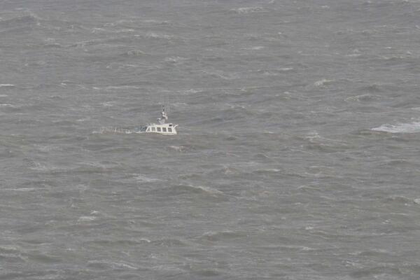HowardCrowdy's tweet photo. The SAR Pilot Boat can just be seen amongst the high waves as it comes into Cork harbour today.#corkstorm http://t.co/O4f3lWYXmT