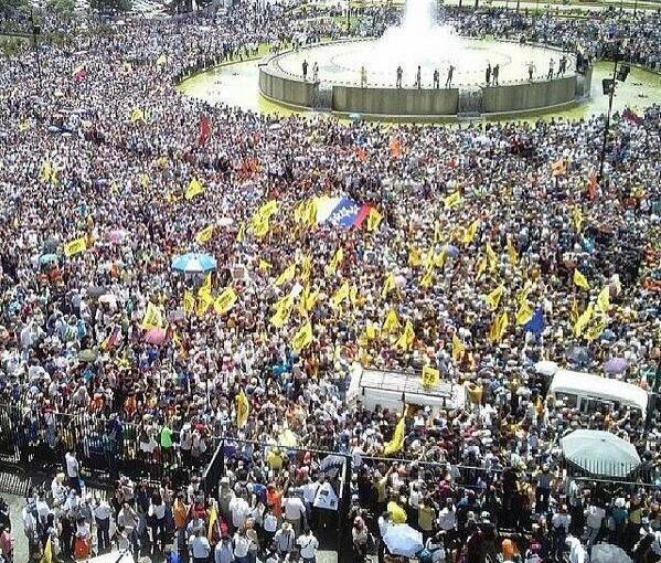 GraciasDiosTV's tweet photo. #ULTIMAHORA Impactante imagen desde Plaza Venezuela #12VnzlaEnlaCalleNicolásPaElCoñoTeVas http://t.co/ovWwZWrWIb