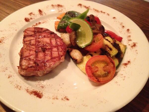 vacagaucha's tweet photo. Atún sellado a la parrilla con vegetales grillados, otra de nuestras especialidades de la parrillada de mar. http://t.co/0GRgA1jSDh