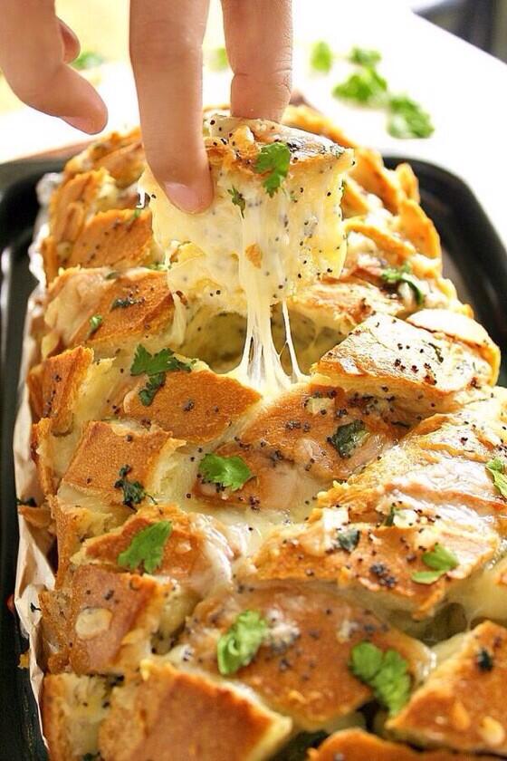 itsFoodPorno's tweet photo. Garlic Cheesy Bread. http://t.co/junGxTeKSx