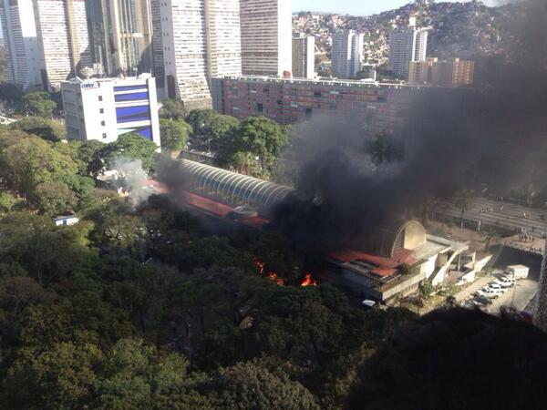 MariacaSemprun's tweet image. Esto esta sucediendo en este momento! Me lo acaba de enviar una amiga desde su ventana.