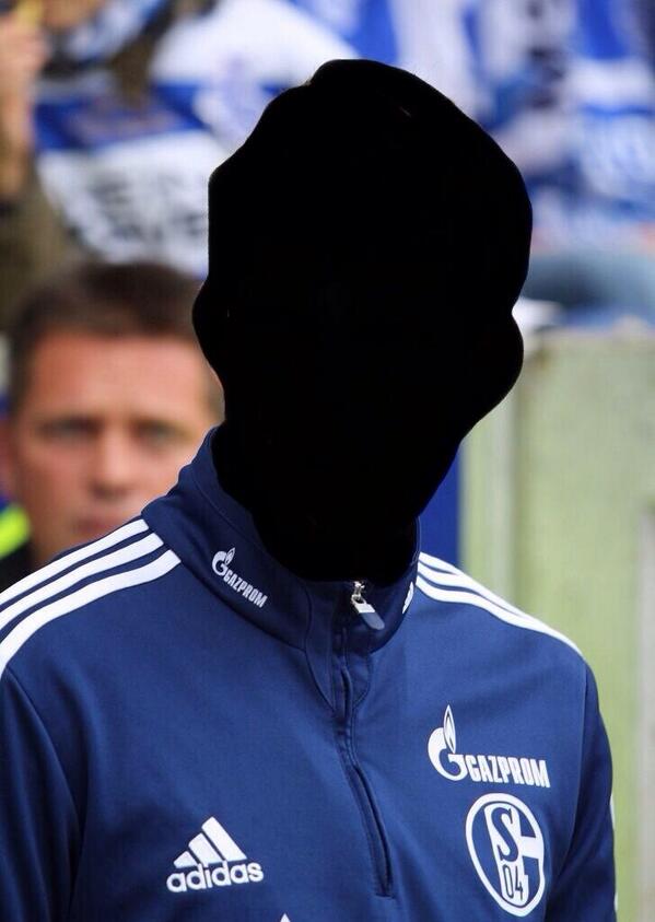 FUTCadeau's tweet image. Wie is dit? Eerste 5 retweeters maken kans op 7,5k!