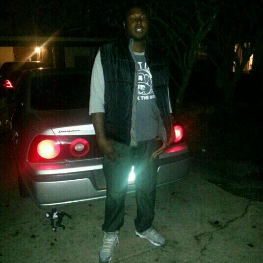 _EGetsBuckets's tweet photo. Damn can't believe its already been a year without you dogg I miss and love you bruh real shit #LLSNAP @Datboysnap12 http://t.co/64g24h4NBb