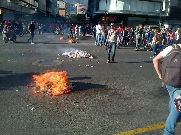 #Resistencia Bloqueado el paso por Chacao  PUEBLO Y ESTUDIANTES EN LA CALLE!!