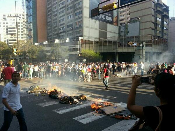 Ya los estudiantes se comienzan a concentrar en Chacao. No te quedes en tu casa. #APOYALOS #FOTO >>>>>>>