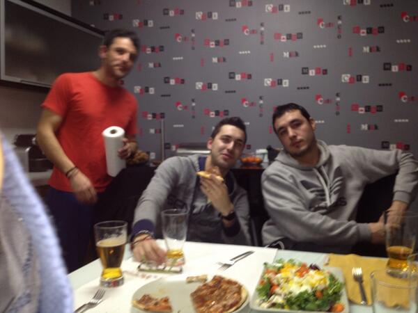 xuwein's tweet photo. Aquí de cena! @colladomorcillo @julioagustin86 @Delamillo1989 y con la dieta! http://t.co/ft9TGMCmMf
