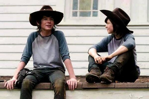 TWDPERU's tweet photo. Carl y su doble "Savana Jade" http://t.co/Uenc2QBzWL