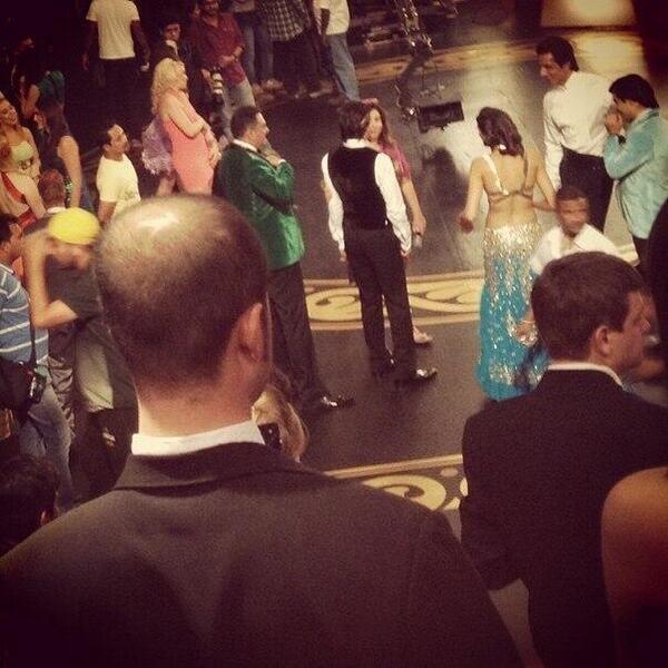 new pic of SRK from the sets of @HNY @iamsrk @TheFarahKhan @SonuSood  @deepikapadukone  #vivanshah