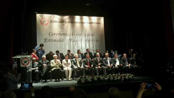 Gerardo_Sanchz_'s tweet photo. En Ceremonia d Entrega d Estímulos y Reconocimientos acompañado por @CCQ_PRI, @IvonneOP y @egidiotorrec #CausaCNC http://t.co/iJGZrHNLFA