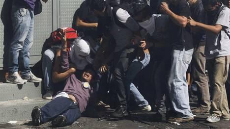 elcronistapod's tweet photo. 2 madres lloran a sus hijos asesinados en Venezuela por ordenes de Maduro. http://t.co/visIjd6wkD