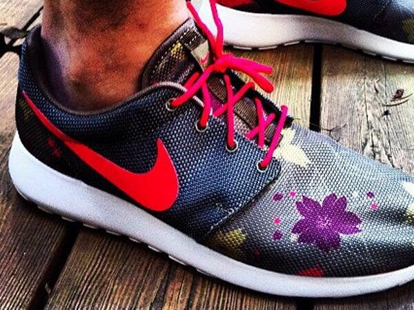 JsTrendz's tweet image. The Roshe #FloralNike