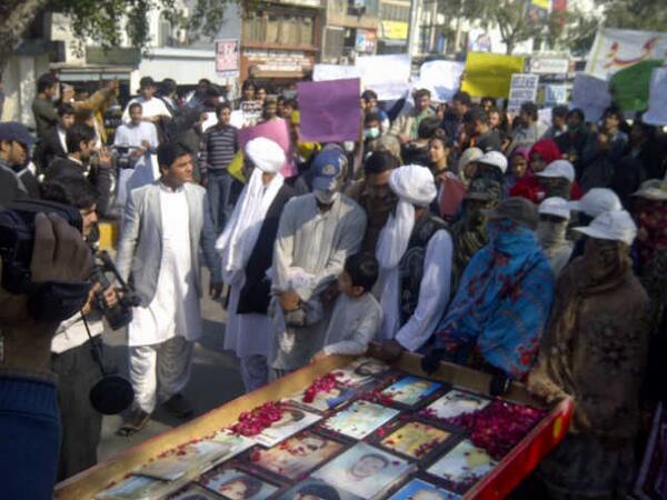 marvisirmed's tweet photo. #VMBP marchers arrived in Lahore where rights activists and left wing parties' workers welcomed them. #Salute http://t.co/W7W3vrEMUy
