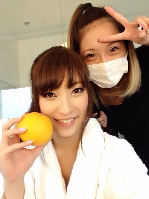 今日のヘアメイクは麻那ちゃんです♡ 今回2回目なの♡  次のシーン頑張ったら、ご褒美は はっさく にするの♡がんばろー(*・&forall;・) http://t.co/h48NCc41Ix
