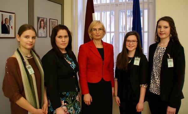 ICircene's tweet image. Paldies ēnām par interesi mūsu nozarē - Anastasijai un Elzai no Rīgas, Beatei no Rojas un Dinai no Liepājas