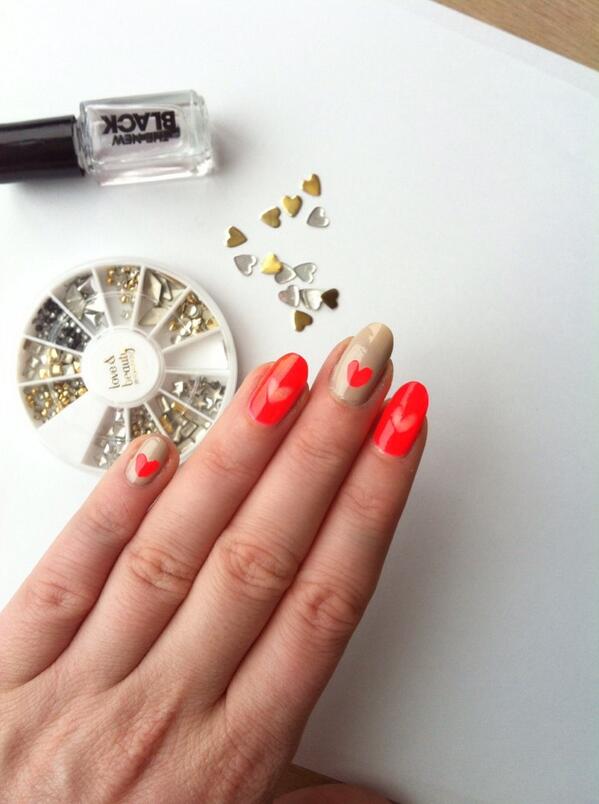 Versier je nagels met de Valentijnstutorial van <a href="/Glam_At_Heart/">Elfi De Bruyn</a>  Succes gegarandeerd! <a href="/Lannoo/">Uitgeverij Lannoo</a>
