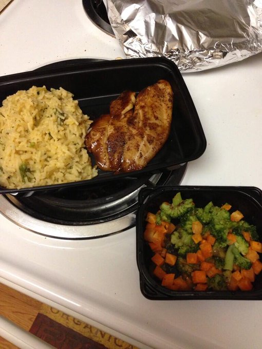 Tonight's dinner !! Packing it up and takin it into the trap !! #healthyeating http://t.co/jIGbJ1cJ4<a href="/tag/healthyeating"class="tags"><span>#healthyeating</span></a>