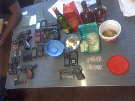 SAPoliceService's tweet image. #sapsKZN Arrest 6 suspects for business robberies in Umlazi. 4 Unlicensed firearms recovered. saps.gov.za/_dynamicModule…