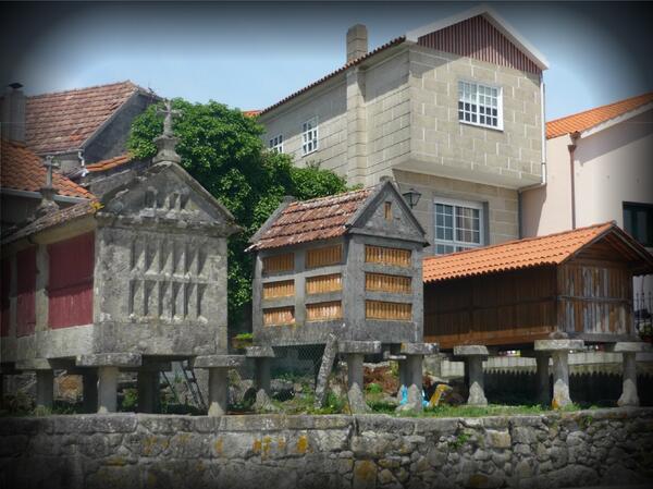 Combarro, un pueblo con encanto ¿Lo conoces? elmiradordepangea.blogspot.com.es/2014/02/combar… <a href="/turisriasbaixas/">Turismo Rías Baixas</a> @TurismoMadrid <a href="/Combarro/">Poio</a>