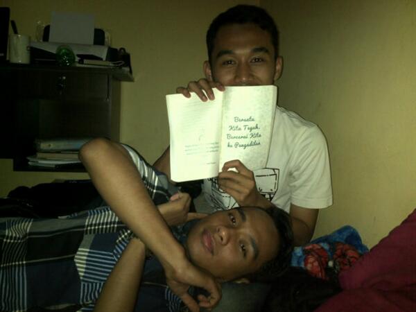 afrizal_ali's tweet photo. "Bersatu kita teguh, bercerai kita ke pengadilan". @Azhar_MA29 @IrfanNazhran :D http://t.co/yacGDMDLxp