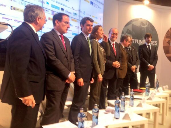 malaga's tweet photo. [Foto] Acto de clausura del 3er @forotransfiere en @fycma con @pacodelatorrep #transfiere2014 http://t.co/RgyFq3hpqi