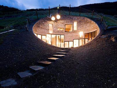 designfrontuk's tweet photo. The underground house #architecture http://t.co/vV376IeRup http://t.co/xe2pbylkdh