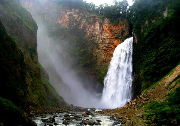 pariwisatasumut's tweet photo. Ngarai dan Air Terjun Sipulak - Sekeping Surga Di Humbang Hasundutan http://t.co/DA0gwwVo5q … http://t.co/HMIoGt5R9T