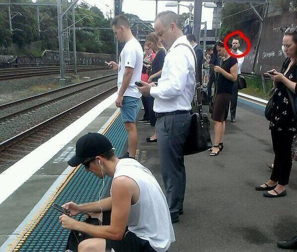 CoinWuTang's tweet photo. Hecho insólito: Un hombre fue sorprendido mirando al mundo real en el andén de una estación http://t.co/OPnFvCuVPB
