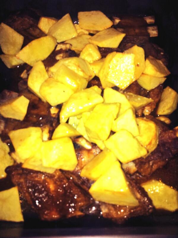 littleaprendiz's tweet image. Costillas al horno con lluvia de patatas doradas al aceite de oliva. #mesalgo @GASTROLOCURA @GuiaDelMichelin