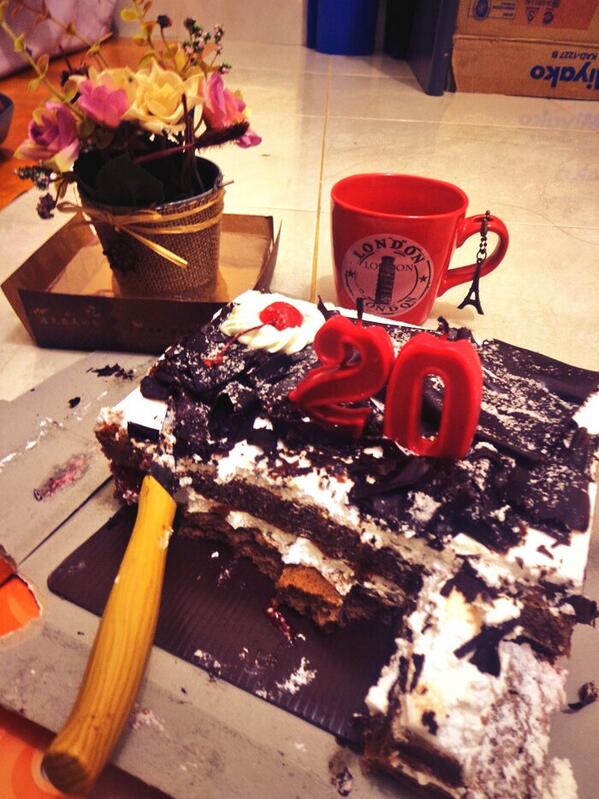widaaz's tweet photo. makasih yaa late surprisenya, khusus hari ini HBD uluu @uruhauru @Pidirgantara @iamputrif @callmeelin @Xetya {} :* http://t.co/5nWsKM5q5i