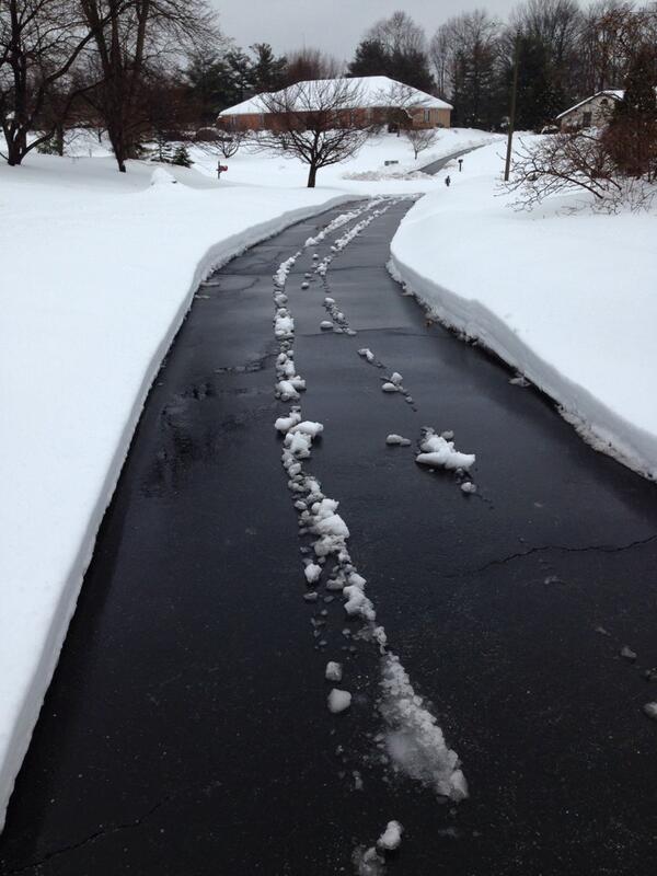 IAmVickyLynne's tweet image. View down my long driveway.. Man I need warm weather.. #snowproblems