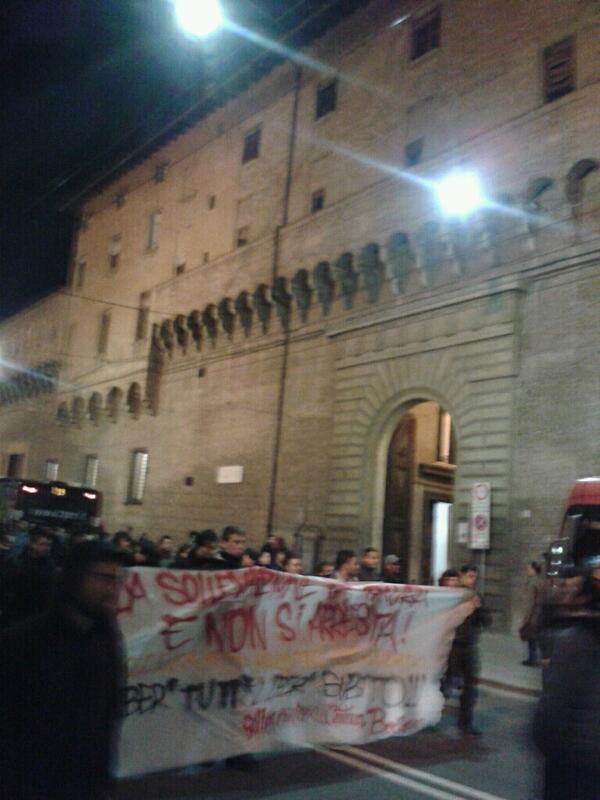 CuaBologna's tweet photo. Abbiam costruito la #sollevazione tutt*insieme facchini-studenti-occupanti e andremo avanti! Liberi tutti! http://t.co/yBMrz7nAQS