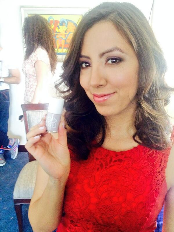 ModelsOwnMx's tweet photo. @jess_darcy súper tierna y encantadora con el tono #Utopia 💅 http://t.co/hruHjbTeUD