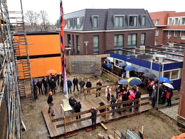 BrabantWonen's tweet image. "@StadkrantVeghel: Hoogste punt bereikt van WoonZorg Park Simeonshof in #erp. Vlag in top http://t.co/UTfbffLNPq" #brabantwonen