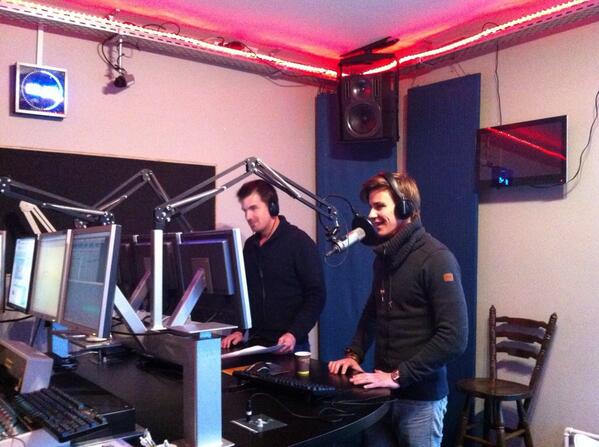 JonginAlmere's tweet image. .@Moombahteam in de studio! Luisteren kan via almerefm.nl #almerefm