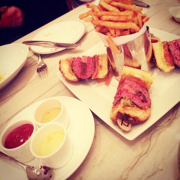 dbBistroNY's tweet photo. Studies have shown that @DanielBoulud's #dbburger make snow days far more enjoyable. #itswhatsforlunch http://t.co/hssiNa2GCP