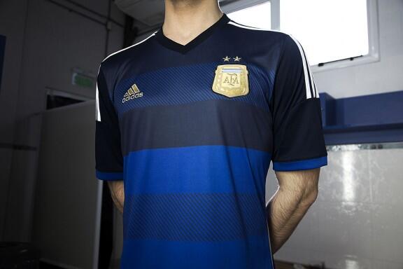 Ruta237Imagenes's tweet photo. Esta es la camiseta alternativa de la selección para el Mundial http://t.co/ABKishe4k4  http://t.co/f7L51CfZzc