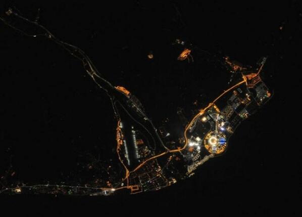 SnapAbove's tweet image. A crew member aboard the ISS took this photo of Sochi Olympic Park at night. #Astrophotography #Sochi #Olympics #ISS